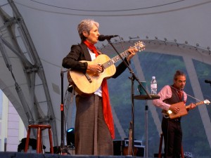 Joan Baez Volume 1 uma trajetória luminosa de 50 Anos de Textos